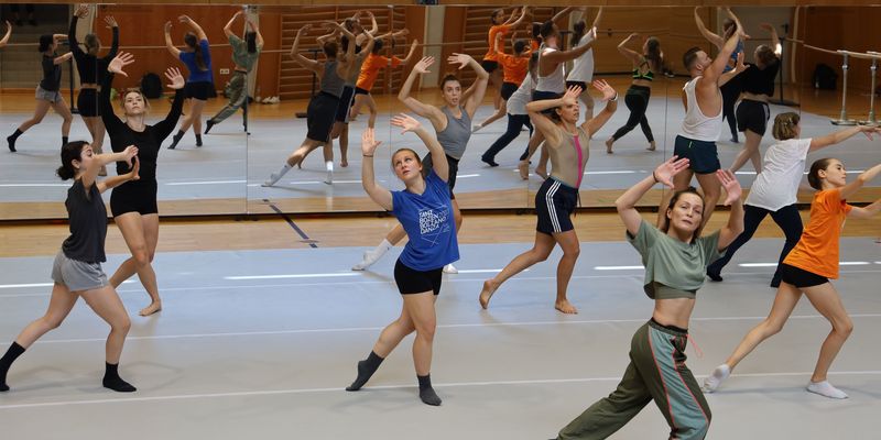 <p>Es ist soweit! Voller Vorfreude präsentieren wir hier den Stundenplan 2026.<br /> Viel Spaß beim Planen eurer Tanzwochen!</p>