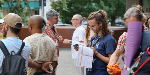 <p>Am 12. und am 19. Juli stimmen wir uns bei anregenden Gesprächen und Tanzeinlagen auf zwei fulminante Kurswochen ein.</p>